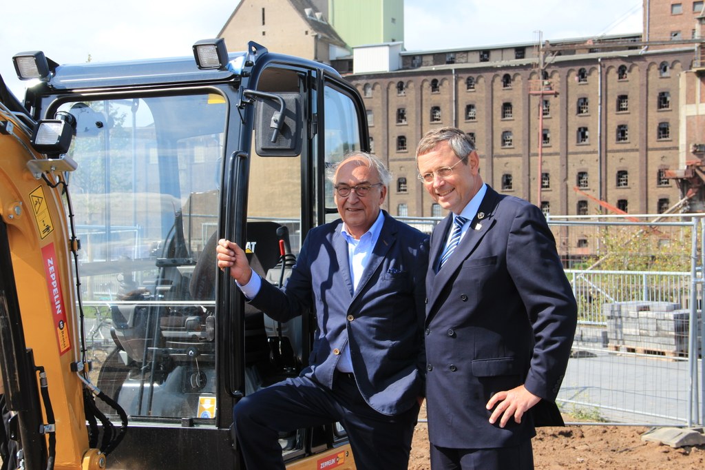 Bürgermeister Herbert Napp (l.) mit Joachim Goetz, dem Vorsitzenden des Neusser Rudervereins e.V., beim Ersten Spatenstich