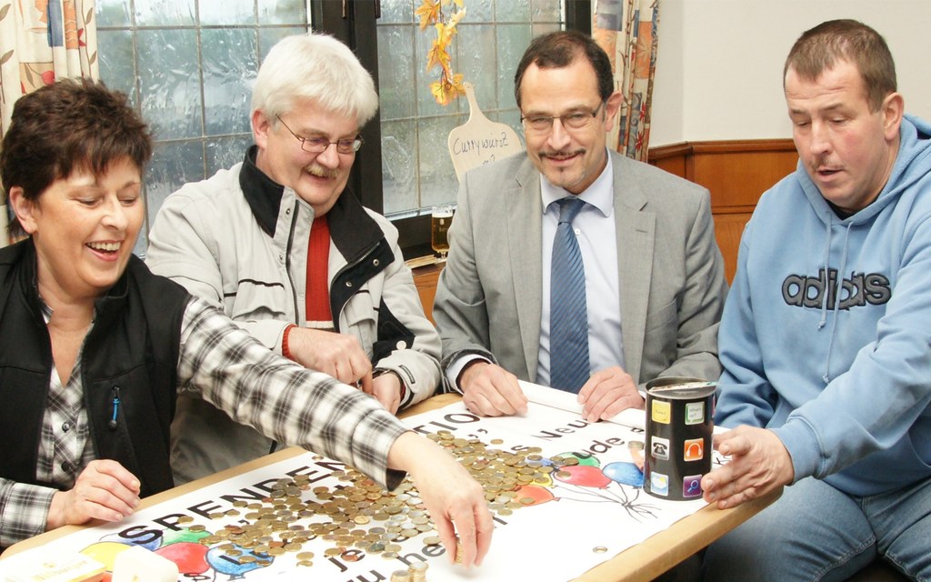 Wirtin Brigitte Reinz, Roland Wierig, Thomas Böhm (Geschäftsführer Aktion Luftballon) und Theo Königs