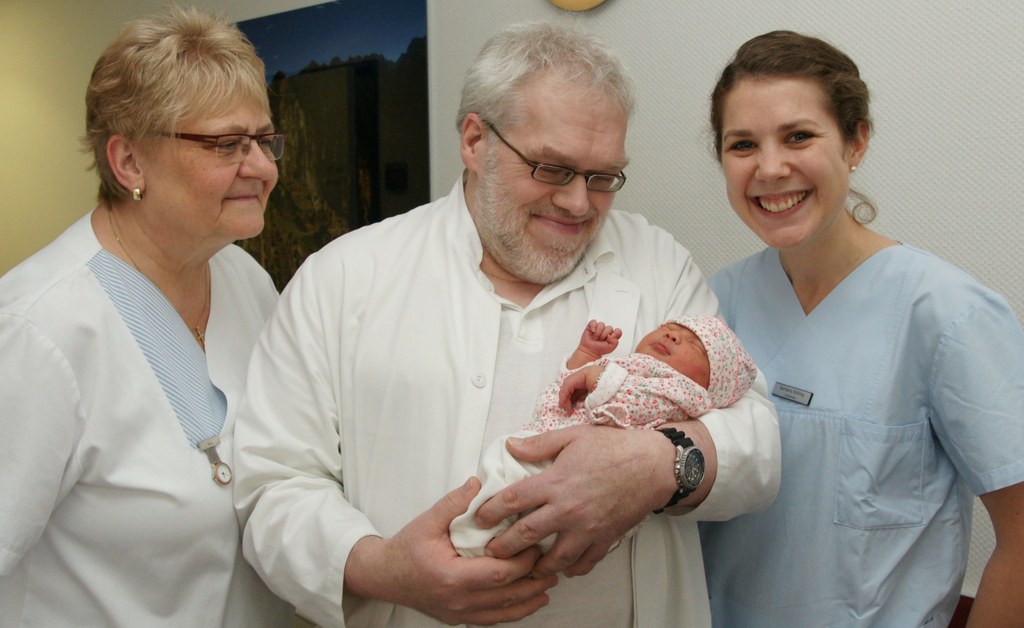 Im Bild (von links): Schwester Monika, Leiterin der Wochenbettstation, Oberarzt Thomas Eirmbter mit Maya und die Hebamme Barbara Kühling