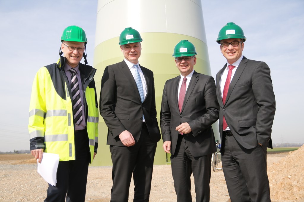 Vorstellung der neuen Windräder bei Neuss-Hoisten: Bürgermeis-ter Reiner Breuer, Stadtwerke-Geschäftsführer Stephan Lommetz, Aufsichtsratsvorsitzender Dr. Jörg Geerlings und Stadtwerke-Projektleiter Johannes Steinhauer (v.r.n.l.)