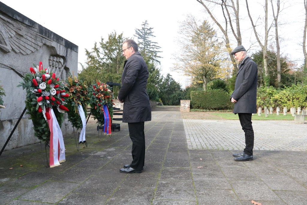 Bürgermeister Reiner Breuer (l.) und Friedhofsdezernent Dr. Matthias Welpmann beim Totengedenken.