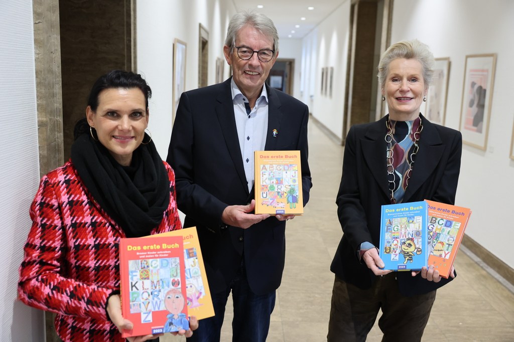 v.l.n.r.: Ursula Platen (Beigeordnete für Schule, Kultur und Bildung), Heinz Mölder (Vorstandsvorsitzender der Kinderstiftung "Lesen bildet"), Astrid Ficinus (zuständige Schulaufsicht)