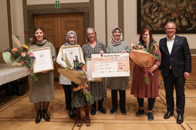 IFP_02.jpg Die Preisträgerinnen präsentieren gemeinsam mit dem Bürgermeister ihren symbolischen Scheck sowie die Urkunde.