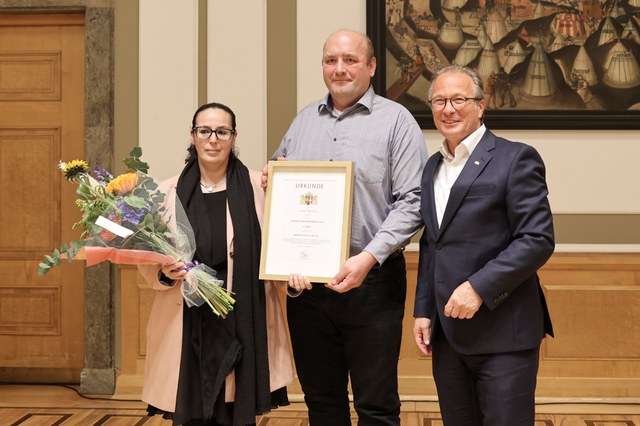 IFP_06.jpg Der Preisträger präsentieren gemeinsam mit dem Bürgermeister seine Urkunde.