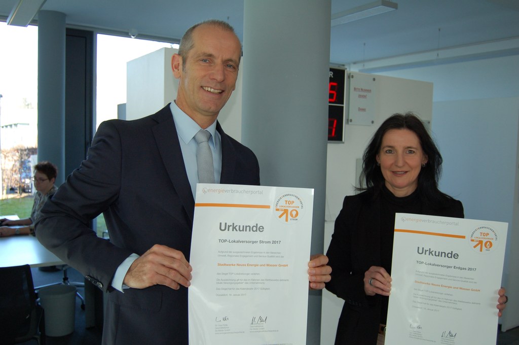 Freude im KundenCenter: Vertriebsleiter Matthias Braun und seine Abteilungsleiterin Christiane Koppelmann mit den TOP-Lokalversorger-Urkunden „Strom“ und „Erdgas“