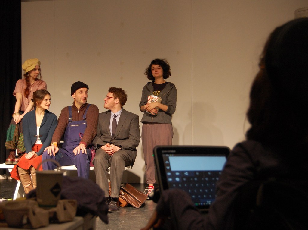 Bei der Probe: Kathrin Lemler gibt dem Ensemble über ihren Computer letzte Anweisungen, Fotos: Birgit Wilms