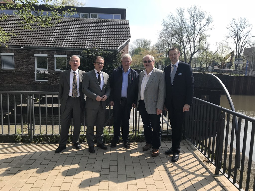(v.r.) Christoph Napp-Saarbourg, Vorsitzender Förderverein, Förderer Paul Neuhäuser, St. Augustinus-Kliniken, Eckhard Uhlenberg, Präsident der NRW-Stiftung, Bürgermeister Reiner Breuer und Initiator Klaus Karl Kaster.