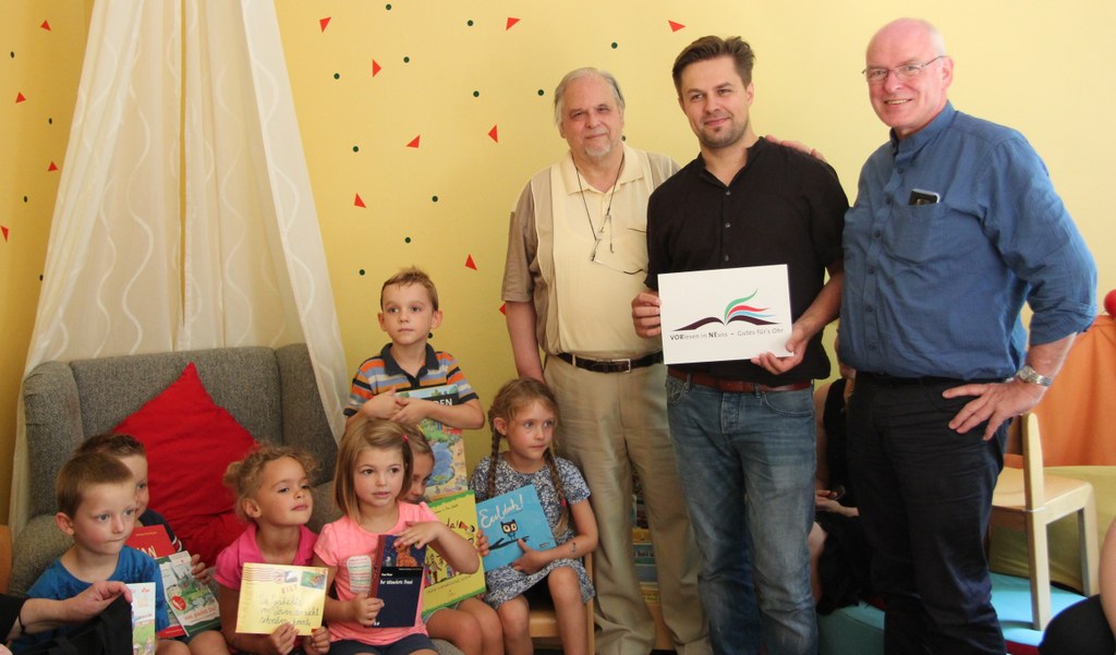 In der LuKiTa Lessingplatz: (v.l.) Manfred Berdel, Leiter der Vorleseinitiative VRONE, Kunstförderpreisträger der Stadt Neuss, Jeremias Krakowiak, und Kulturamtsleiter Harald Müller.  