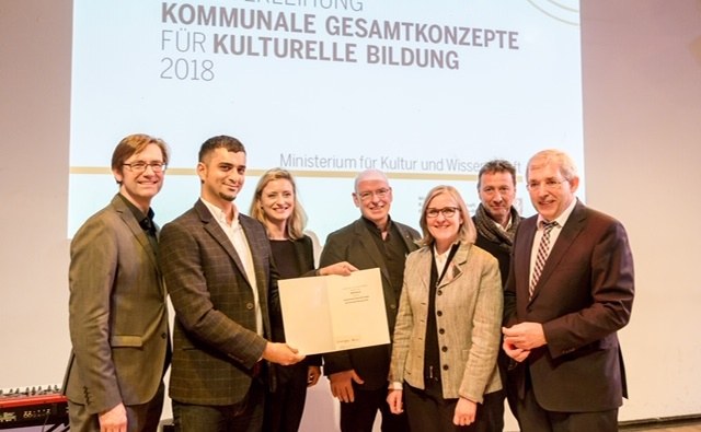 Holger Müller, Leiter der Musikschule Neuss, Deniz Elbir, kommunaler Beauftragter für Interkultur, Dr. Uta Husmeier-Schirlitz, Direktorin des Clemens Sels Museum Neuss, Harald Müller, Leiter des Kulturamts, Dr. Christiane Zangs, Beigeordnete für Schule Bildung und Kultur, Klaus Richter, stellvertretender Leiter des Kulturforums Alte Post, und Klaus Kaiser, Parlamentarischer Staatssekretär im Ministerium für Kultur- und Wissenschaft des Landes Nordrhein-Westfalen, Foto: Melanie Stegemann.