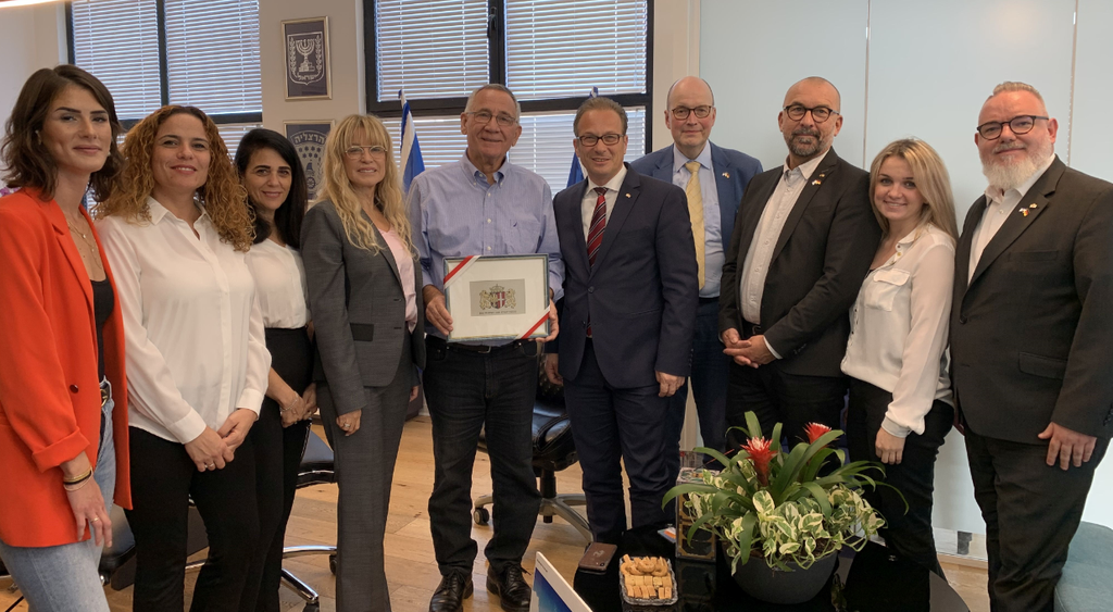Empfang im Rathaus in Herzliya: (v.l.) Ayala Daskalo, Orly Blumberg, Irith Fried, Ofra Bell, Bürgermeister Moshe Fadlon, Bürgermeister Reiner Breuer, Frank Gensler, Bert Römgens, Jessica Gleß, Richard Palermo