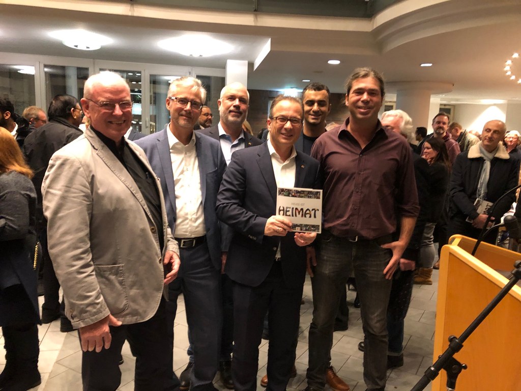 (v.l.) Harald Müller (Leiter Kulturamt), Hermann Murmann (Leiter Integrationsamt), Ralf Hörsken (Beigeordneter für Jugend, Integration und Soziales), Bürgermeister Reiner Breuer, Deniz Elbir (Kulturamt) mit Fotograf und Journalist Daniel Brinckmann.