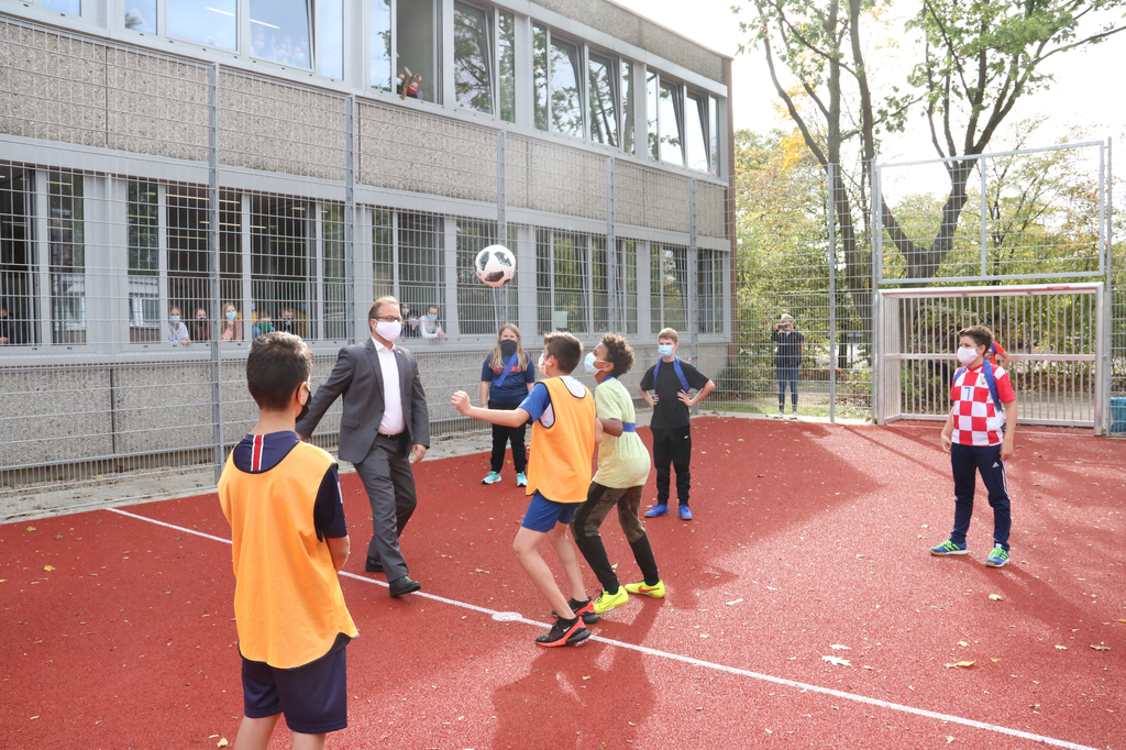Bürgermeister Reiner Breuer mit Schülerinnen und Schülern der Abteilung I.