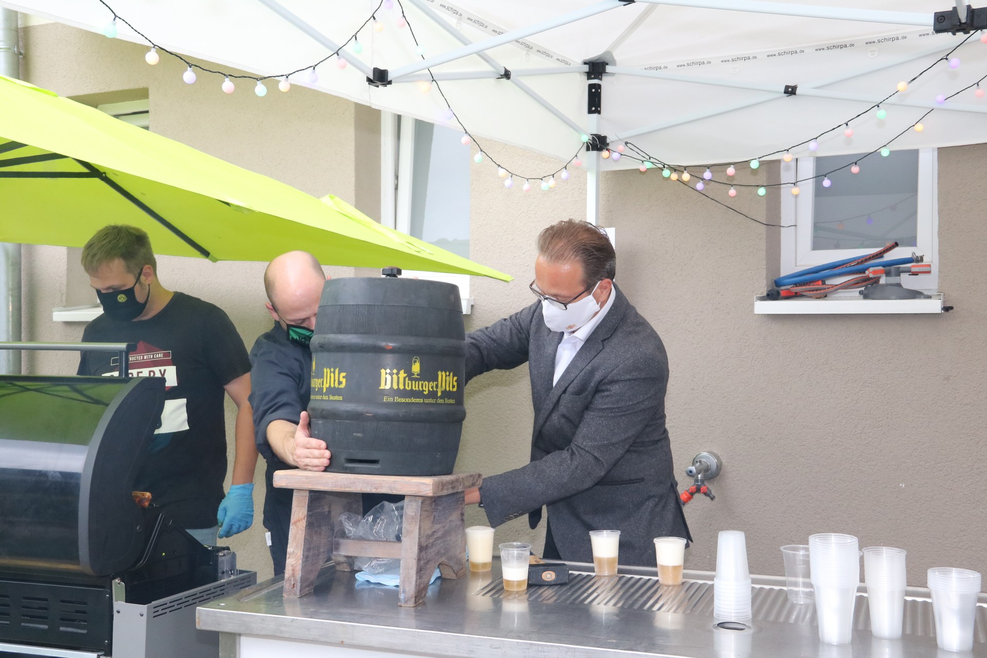 BM beim Bierzapfen.JPG