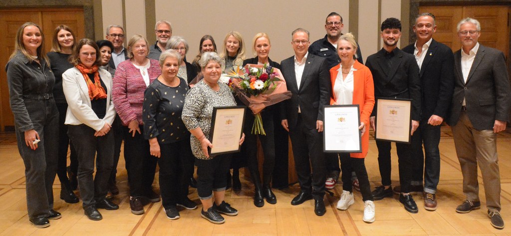 Preisträger*innen des Integrationsförderpreises 2022 Gruppenfoto des Bürgermeisters mit allen Preisträger*innen