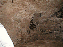 Deutlich ist die Bauweise mit Tuffstein und Basalt zu erkennen